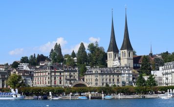 10 locuri pe care merită să le vizitezi în Elveția 10 locuri pe care merită să le vizitezi în Elveția