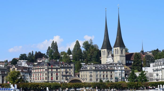 10 locuri pe care merită să le vizitezi în Elveția 10 locuri pe care merită să le vizitezi în Elveția