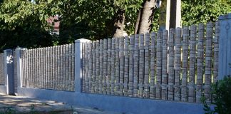 Gardul din șipcă metalică oferă spațiului în care este amplasat un aspect deosebit Gardul din șipcă metalică oferă spațiului în care este amplasat un aspect deosebit