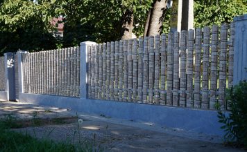 Gardul din șipcă metalică oferă spațiului în care este amplasat un aspect deosebit Gardul din șipcă metalică oferă spațiului în care este amplasat un aspect deosebit