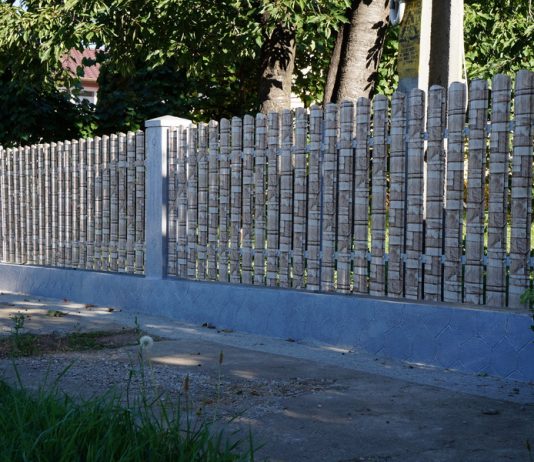 Gardul din șipcă metalică oferă spațiului în care este amplasat un aspect deosebit Gardul din șipcă metalică oferă spațiului în care este amplasat un aspect deosebit