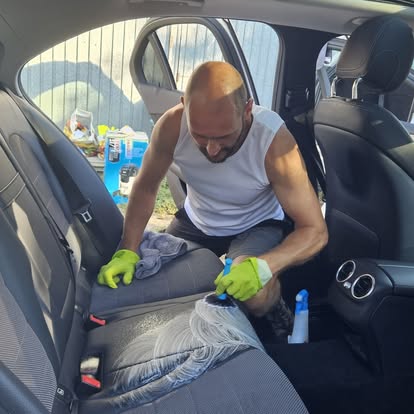 Spălătorie tapițerie auto Oradea pentru mașini cu copii și animale Spălătorie tapițerie auto Oradea pentru mașini cu copii și animale